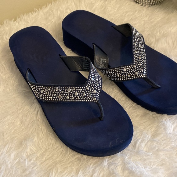 Yellow Box sandals flip flops Sz6.5.  Navy blue color - Picture 2 of 8